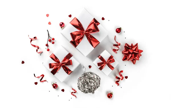 圣诞礼品盒与红色丝带和装饰在白色背景。圣诞节和新年快乐的主题, 雪。平面布局, 顶部视图 — 图库照片