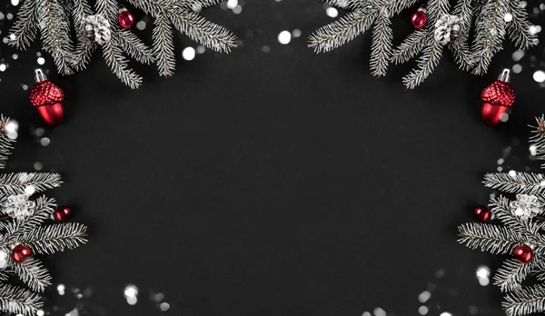 Kreatív elrendezés keret karácsonyfa ágak, fenyőtoboz, piros dekoráció sötét háttérrel. Karácsony és újév ünnepe. Lapos fekvésű, felülnézet — Stock Fotó