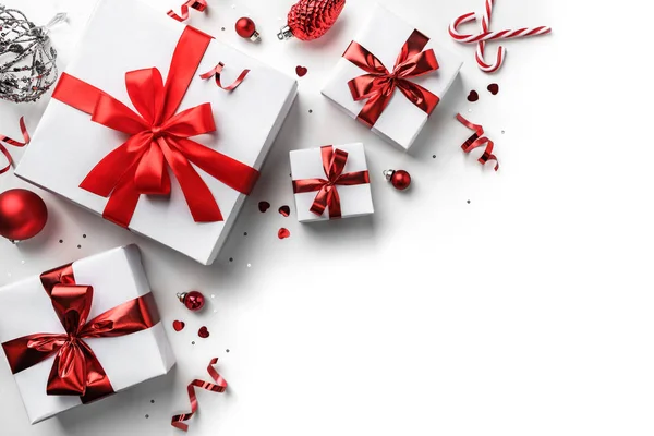 Weihnachtsgeschenkboxen mit roter Schleife und Dekoration auf weißem Hintergrund. Weihnachten und ein frohes neues Jahr Urlaub, Bokeh, Licht. flache Lage, Draufsicht — Stockfoto