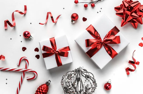 Coffrets cadeaux de Noël avec ruban rouge et décoration sur fond blanc. Thème Noël et bonne année, neige. Couché plat, vue du dessus — Photo