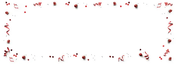Kreativní rám z červené vánoční výzdoby, jiskry a konfety na bílém pozadí. Vánoční a novoroční přání, zimní prázdniny. Byt ležel, horní pohled — Stock fotografie