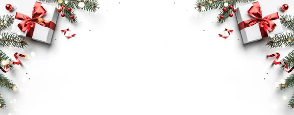 Kerst sparren takken, geschenkdozen met rood lint, rode decoratie, sprankelingen en confetti op witte achtergrond. Kerst- en nieuwjaarskaart, wintervakantie. Vlakke lay, bovenaanzicht — Stockfoto