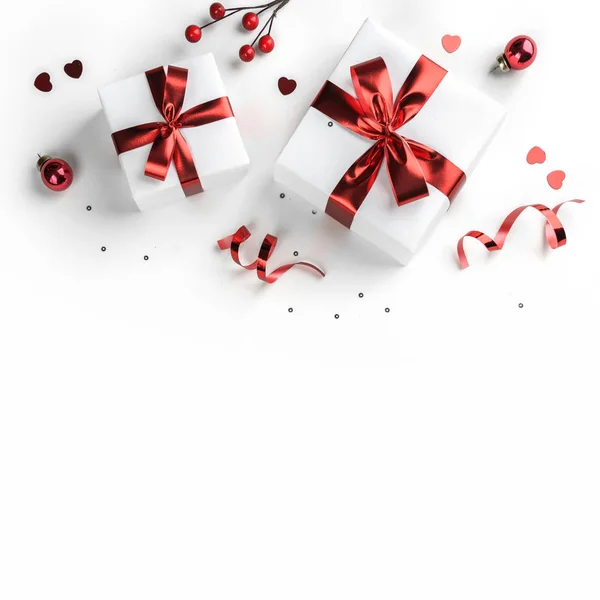Weihnachtsgeschenkboxen mit rotem Band, Funkeln, Konfetti und Dekoration auf weißem Hintergrund. Weihnachten und ein frohes neues Jahr. Flache Lage, Draufsicht — Stockfoto