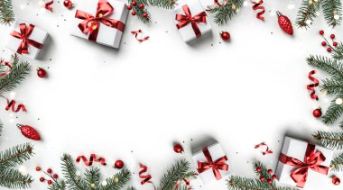 Noel ağacı dallarından, hediye kutularından, kırmızı süslemelerden, parıltılardan ve beyaz arka planda konfetilerden oluşan yaratıcı çerçeve. Noel ve Yeni Yıl tatili, Bokeh, ışık. Düz yatış, üst görünüm