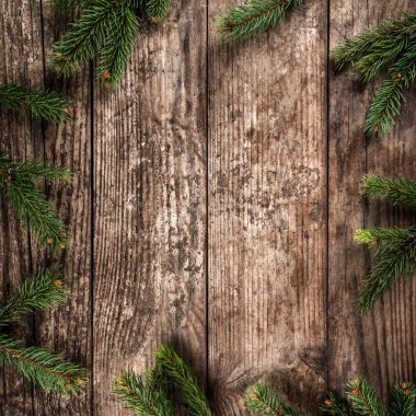 Noel köknar yapılan yaratıcı düzen çerçeve ahşap arka plan dallarda. Noel ve yeni yıl tema. Düz yatıyordu, en iyi görünümü