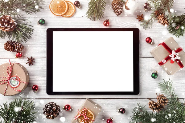 Noel ağacı dalları, çam kozalakları ve tablet pc Beyaz ahşap zemin üzerinde yaratıcı düzen çerçeve yaptı. Noel ve yeni yıl tema. Düz yatıyordu, en iyi görünüm, metin için yer