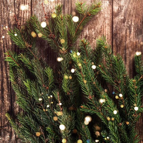 Ramos de abeto de Natal em fundo de madeira. Natal e feriado de Ano Novo. Deitado plano, vista superior — Fotografia de Stock