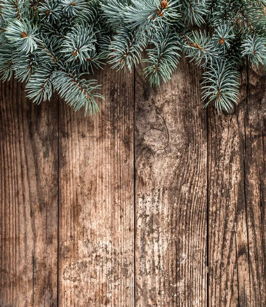 Ahşap arka planda Noel ağacı dalları. Xmas ve yeni yıl tatili. Düz yatış, üst görünüm — Stok fotoğraf