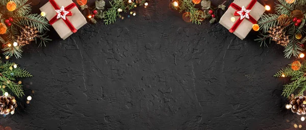 Noel hediye kutuları çam dalları, çam kozalakları tatil zemin üzerine. Noel ve mutlu yeni yıl tema, bokeh, kıvılcım, parlayan. Düz yatıyordu, en iyi görünüm, metin için yer