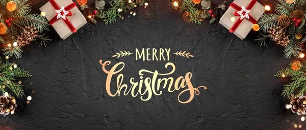 モミ枝、松ぼっくりで休日背景にクリスマス ギフト ボックス。クリスマスと新年あけましておめでとうございますテーマ、火花、ボケ味が光る。フラット レイアウトのトップ ビューでテキストのためのスペース — ストック写真