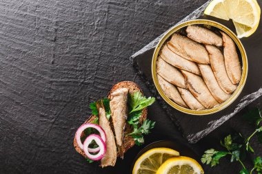 Teneke kutuda filiz, sardalyalı sandviç maydanozlu balık, limon, arkaplanda çavdar ekmeğine baharat. Akdeniz yemekleri, aperatifler, deniz ürünleri, üst manzara.