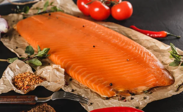 Salmão Filé Defumado Bife Peixe Vermelho Com Especiarias Limão Papel — Fotografia de Stock