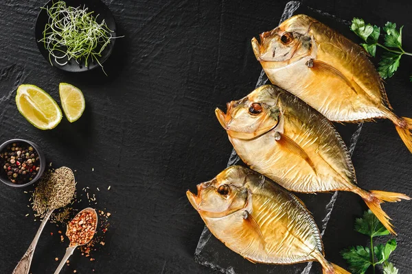 Pescado Vómito Ahumado Con Especias Sobre Fondo Pizarra Comida Mediterránea —  Fotos de Stock