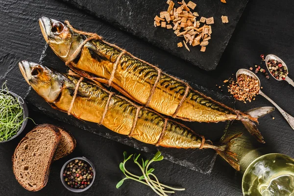 Chuť Uzené Ryby Pilinami Lopatkovou Texturou Břidlicovém Kamenném Pozadí Středomořské — Stock fotografie