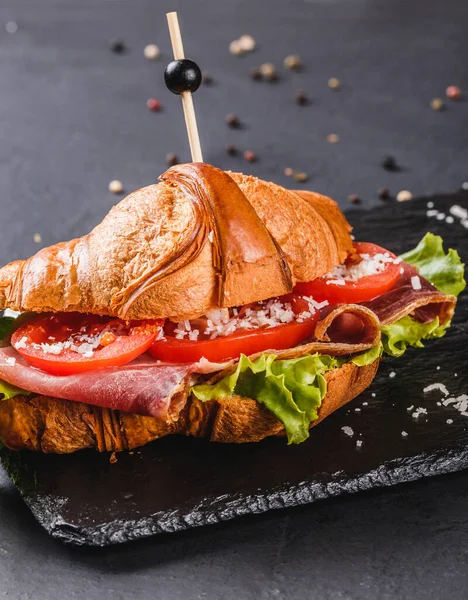 Sandwich Croissant Con Jamón Tomates Queso Parmesano Verduras Pizarra Esquisto — Foto de Stock