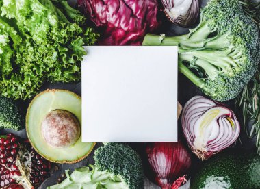 Sağlıklı çiğ yaz sebzeleri, taze salata, avokado, ıspanak, nar, lahana, brokoli ve kağıt kart. Sağlıklı vejetaryen yemeği, temiz yemek, üst manzara, düz yatak, ton.