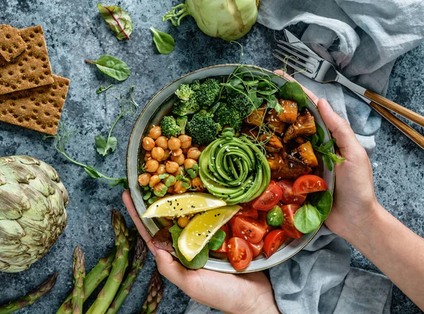 Mãos Segurando Superbowl Saudável Tigela Buda Com Salada Batatas Doces — Fotografia de Stock