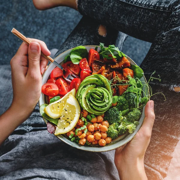 Mujer Jeans Sosteniendo Tazón Buda Con Ensalada Batatas Horno Garbanzos —  Fotos de Stock