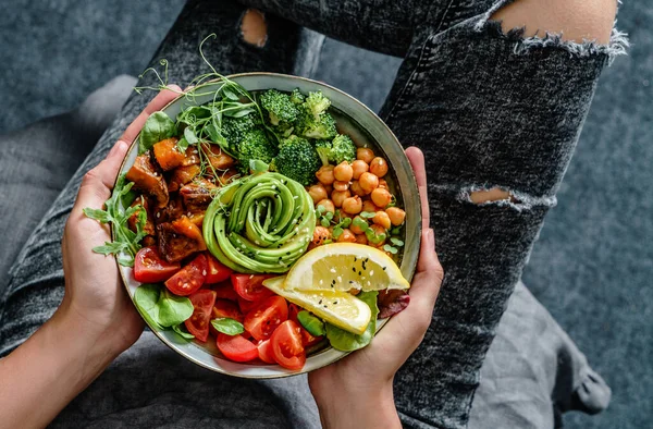 Mujer Jeans Sosteniendo Tazón Buda Con Ensalada Batatas Horno Garbanzos —  Fotos de Stock