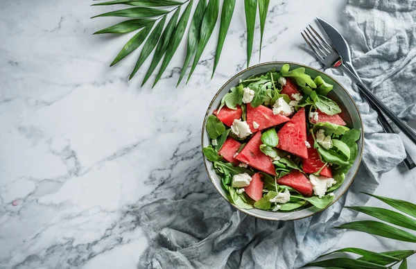 Feta Peynirli Taze Karpuz Salatası Roka Ispanak Açık Mermer Arka — Stok fotoğraf