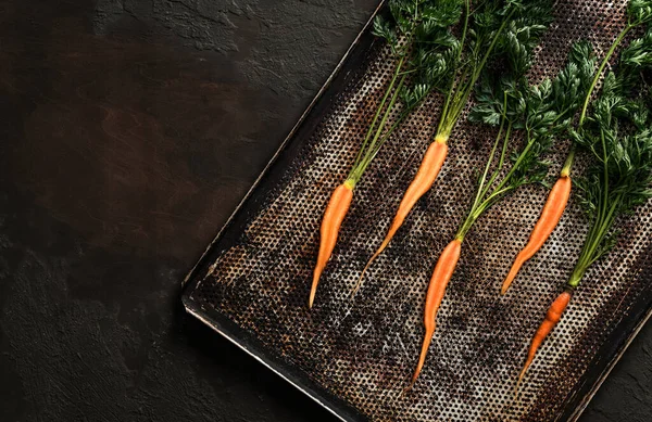 Frische Möhren Zum Braten Auf Backblech Auf Dunklem Hintergrund Frisches — Stockfoto