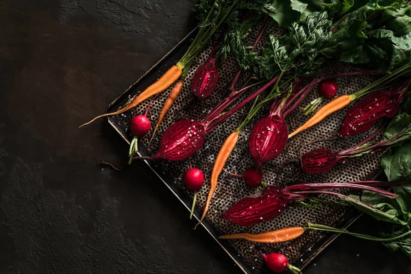 Буряк Морква Редька Смаження Випічці Темному Фоні Свіжі Овочі Здорова — стокове фото