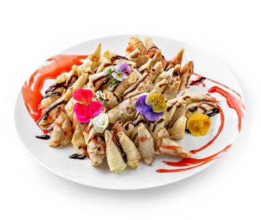 Doldurulmuş krep ya da krep, üzerine peynir, reçel ve çikolata dökülmüş beyaz arka planda izole edilmiş tabakta. Aperatif tabağı. Sağlıklı kahvaltı, kapat.