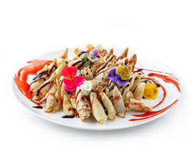 Doldurulmuş krep ya da krep, üzerine peynir, reçel ve çikolata dökülmüş beyaz arka planda izole edilmiş tabakta. Aperatif tabağı. Sağlıklı kahvaltı, kapat.