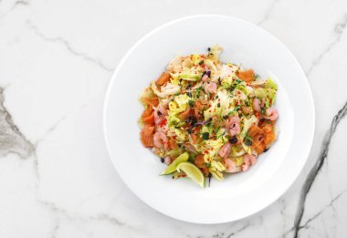 Sağlıklı taze salata, marul, yeşillik, kırmızı havyar, karides, açık mermer kaplama fileto. Sağlıklı yemek, temiz yemek, diyet, üst görüş.