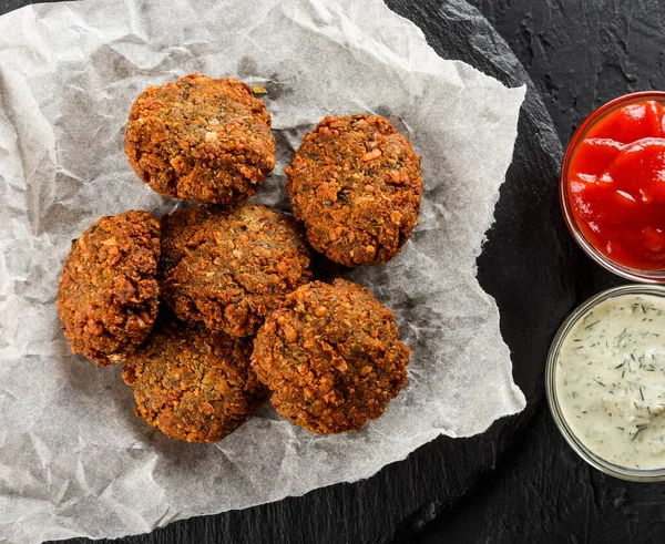 Garbanzos Asados Empanadas Falafel Con Salsa Yogur Ajo Salsa Tomate —  Fotos de Stock