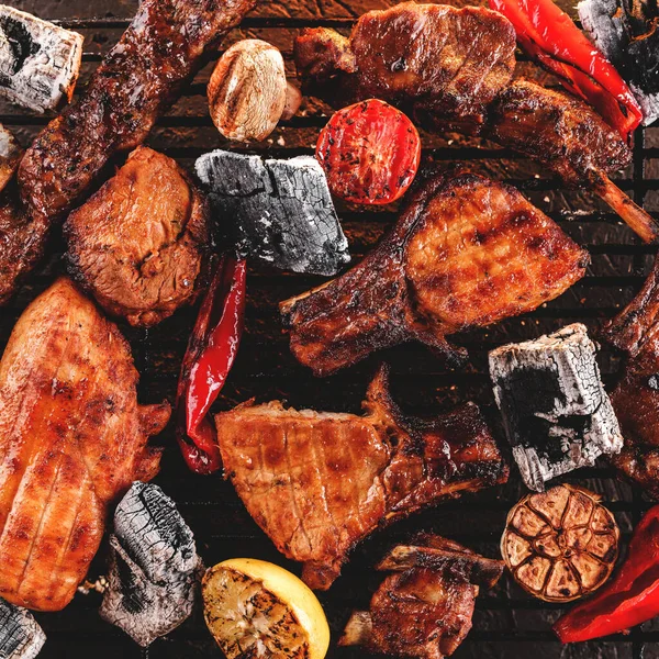 Sortido Deliciosa Carne Grelhada Com Legumes Sobre Brasas Churrasco Fundo — Fotografia de Stock