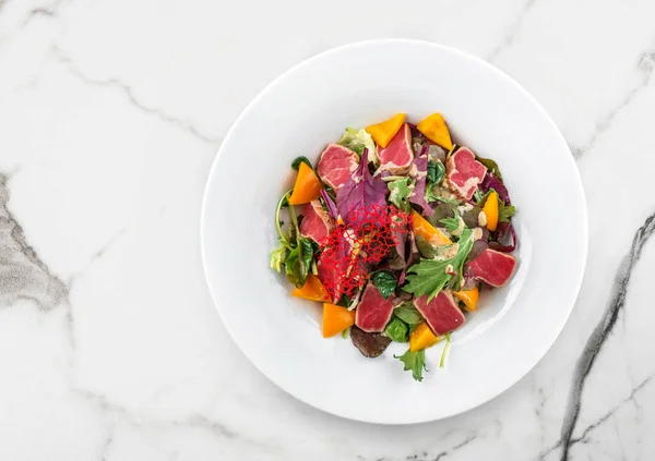 Gesunder Salat Mit Gebratenem Thunfisch Gemüse Paprika Und Soße Teller — Stockfoto