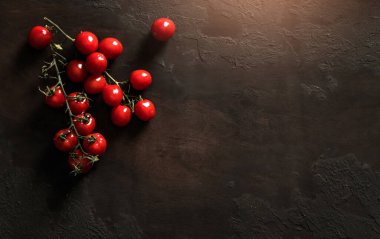 Koyu arka planda taze domatesler. Taze sebzeler, sağlıklı organik yiyecekler, hasat, tarım, üst düzey görüş.