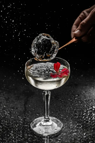 Frischer Alkoholischer Cocktail Mit Wodka Gin Eis Blume Weinglas Auf — Stockfoto