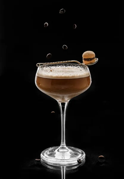 Cocktail Alcoólico Fresco Com Amaretto Café Vinho Sobre Fundo Preto — Fotografia de Stock