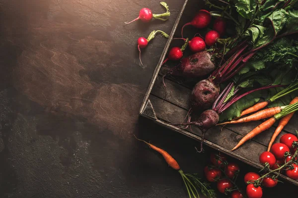 Свежие Овощи Редис Помидор Морковь Свекла Горох Деревянной Коробке Темном — стоковое фото