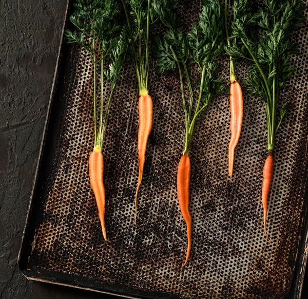 Свіжа Морква Смаження Підносі Випічки Темному Фоні Свіжі Овочі Здорова — стокове фото