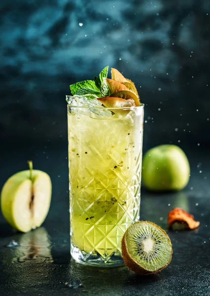 Cóctel Kiwi Fresco Con Manzana Menta Azúcar Polvo Vaso Frasco — Foto de Stock