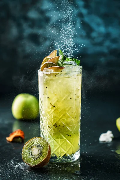 Čerstvý Kiwi Koktejl Jablečným Mátovou Práškovým Cukrem Sklenici Tmavomodré Pozadí — Stock fotografie