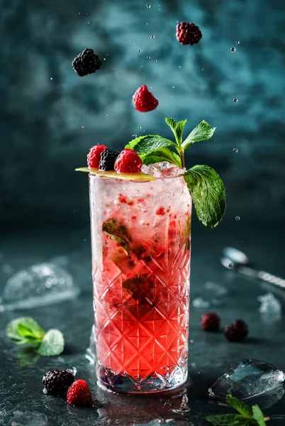 Cocktail Baies Fraîches Avec Framboise Mûre Menthe Glace Dans Bocal — Photo