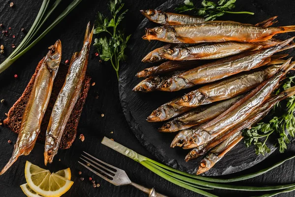 Uzené Ryby Šprot Marinovaný Kořením Solí Zelení Plátek Chleba Talíři — Stock fotografie