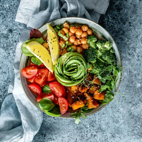 Salada Tigela Buda Com Batatas Doces Assadas Grão Bico Brócolis — Fotografia de Stock