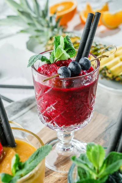 Batido Arándanos Frescos Con Menta Vidrio Sobre Fondo Claro Bebida — Foto de Stock