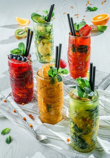 Verscheidenheid Aan Verse Tropische Cocktails Met Sinaasappel Duindoorn Munt Kiwi — Stockfoto