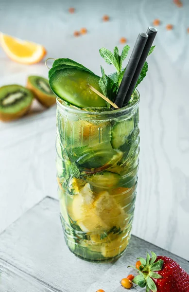 Cóctel Pepino Fresco Con Naranja Menta Vaso Frasco Sobre Fondo — Foto de Stock