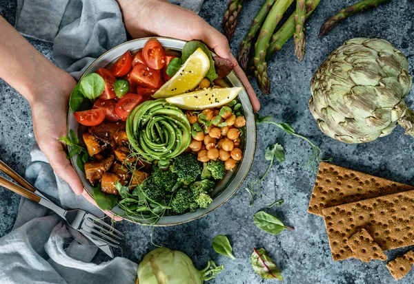 Manos Sosteniendo Superbowl Saludable Cuenco Buda Con Ensalada Batatas Horno — Foto de Stock