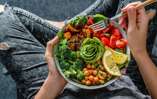 Vrouw Spijkerbroek Met Boeddha Kom Met Salade Gebakken Zoete Aardappelen — Stockfoto