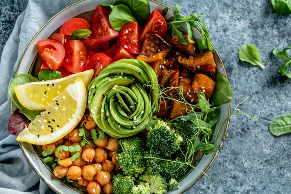 Insalata Ciotola Buddha Con Patate Dolci Forno Ceci Broccoli Pomodori — Foto Stock