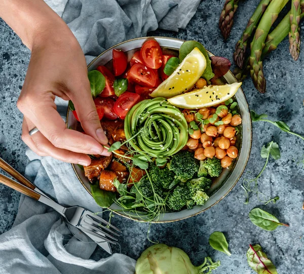 Manos Cocinando Superbowl Saludable Cuenco Buda Con Ensalada Batatas Horno —  Fotos de Stock