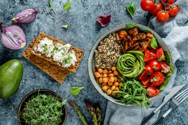 Salada Tigela Buda Com Batatas Doces Assadas Grão Bico Quinoa — Fotografia de Stock